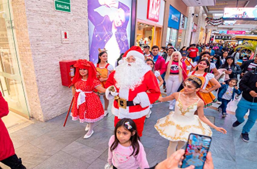 Mallplaza prepara una Navidad sostenible con el empaque gratuito de regalos utilizando papel reciclado