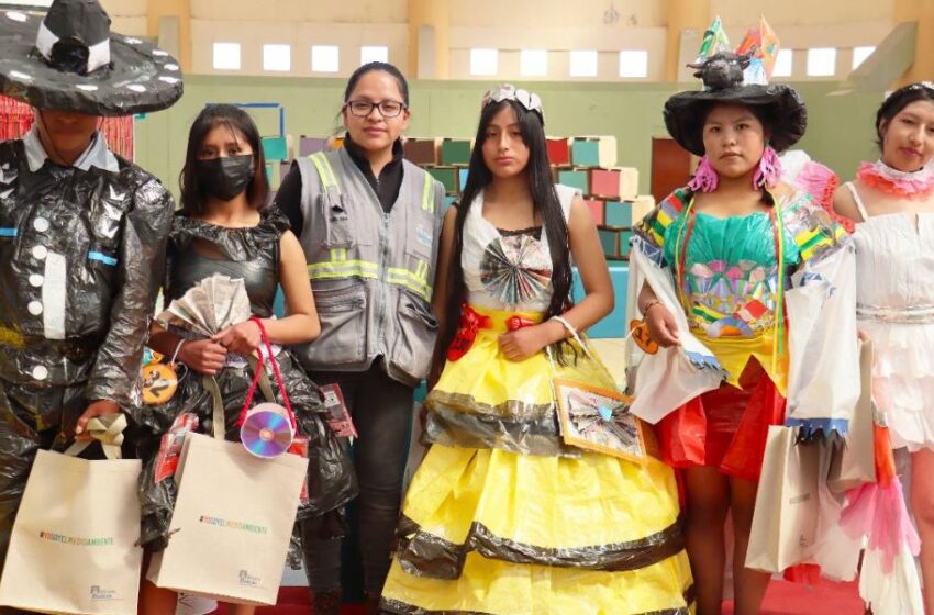 Escolares de Caylloma presentan trajes hechos a base de plástico y material reciclado
