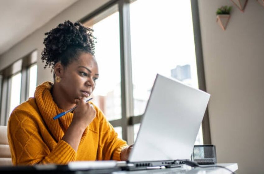 Pantalla asesina del bienestar: ¿Tu computadora te está enfermando sin que lo notes?