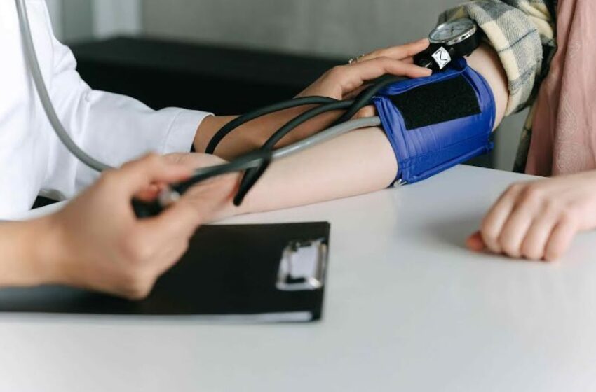 Cinco hábitos para prevenir la hipertensión desde la juventud