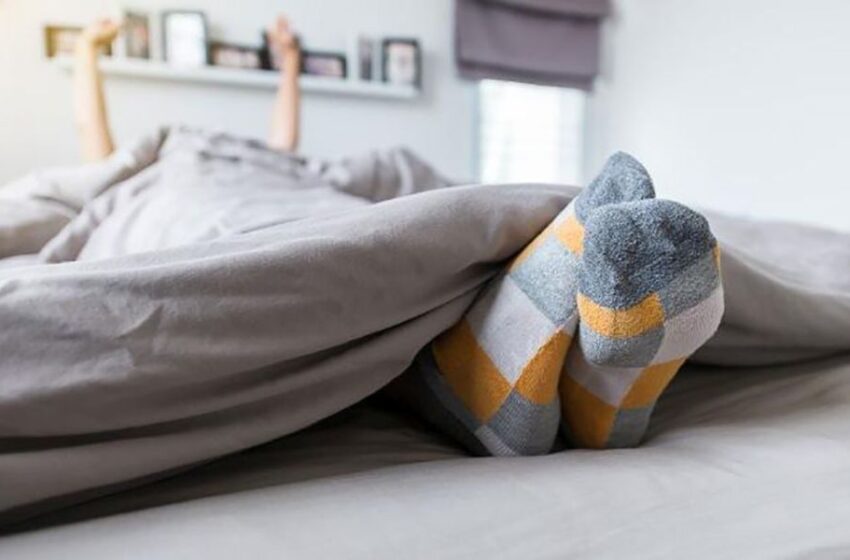  ¿Sabías que dormir con medias puede causar problemas de salud y genera infecciones?